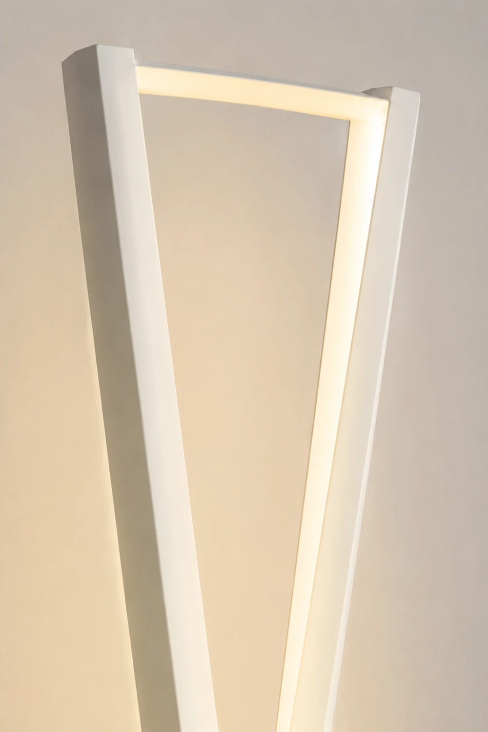 Edge Lineare Dreieckige Stehlampe, Metall, 2 Farben, 125CM Lang - Lumpaz