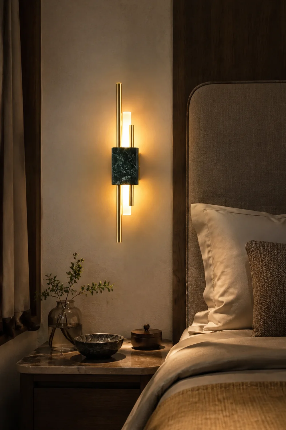 Einfache Wandlampe am Bett aus Marmor im Schlafzimmer - Lumpaz