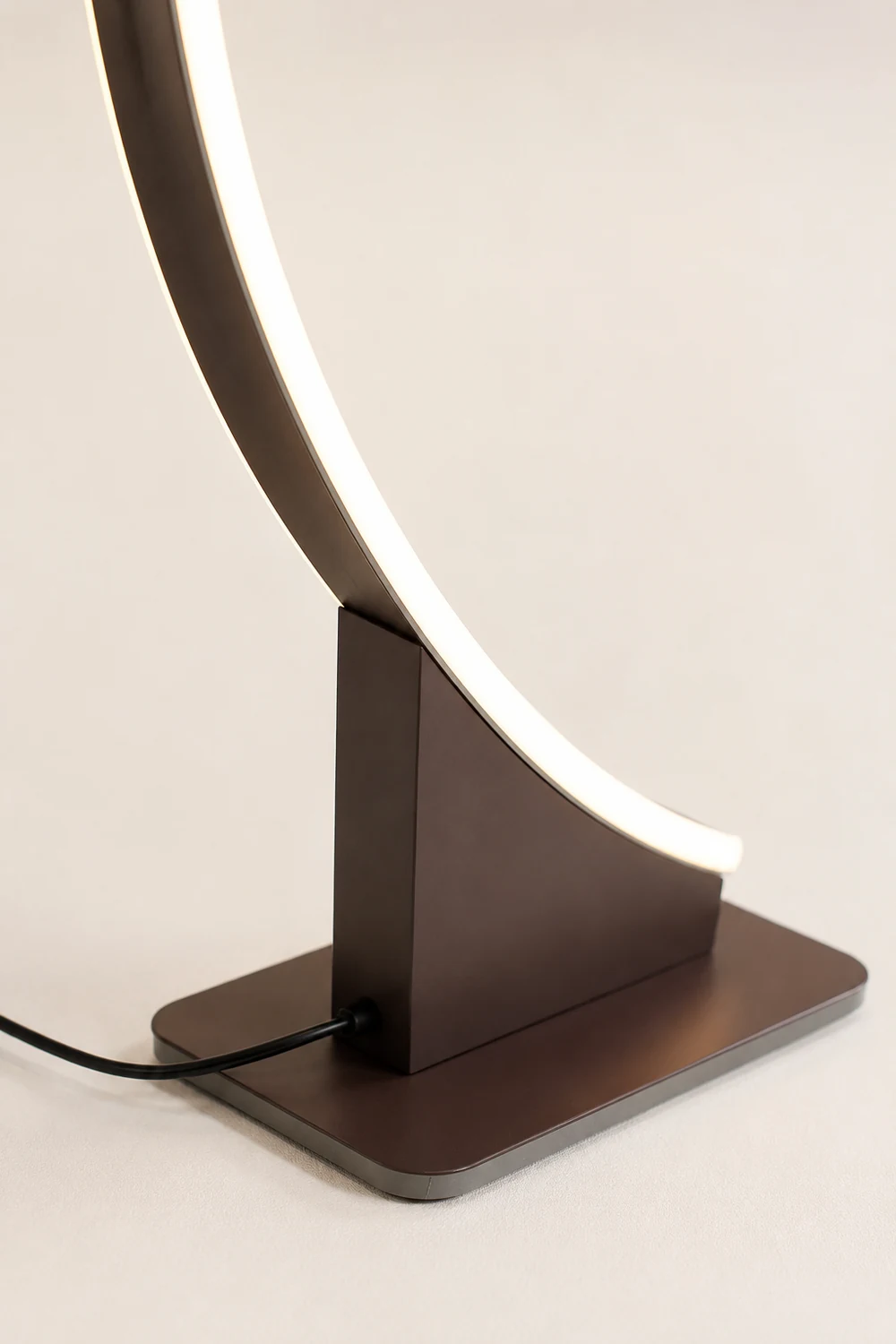 Edge dimmbare Stehleuchte, 2 Farben - Lumpaz