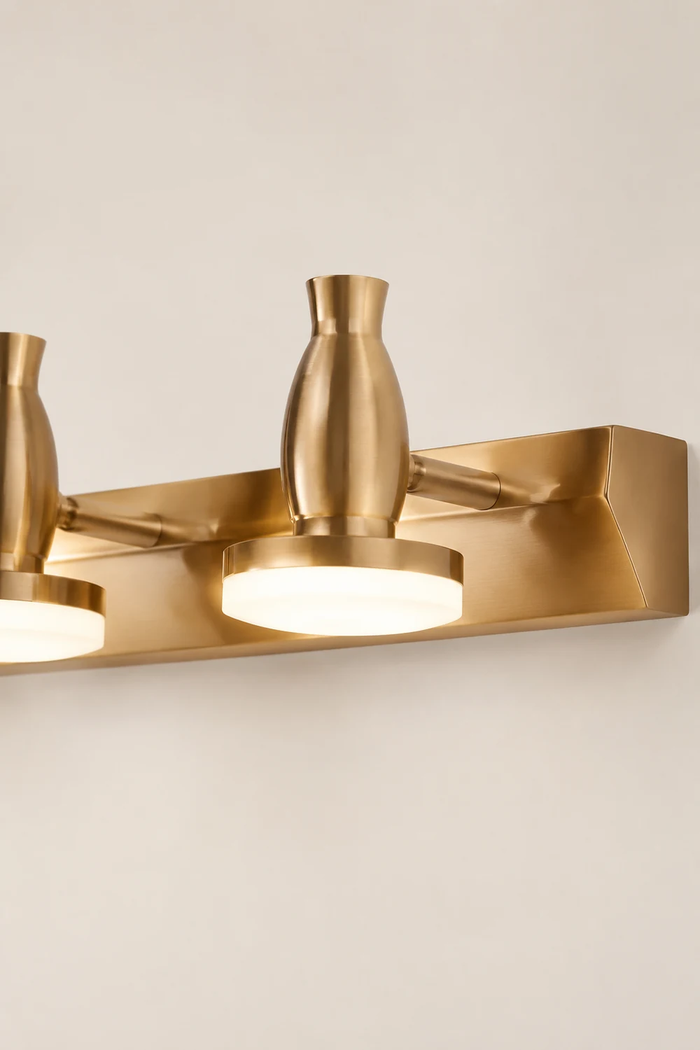 Leigh Spiegelfront Waschtisch-Wandleuchte, Messing, 52CM Lang - Lumpaz