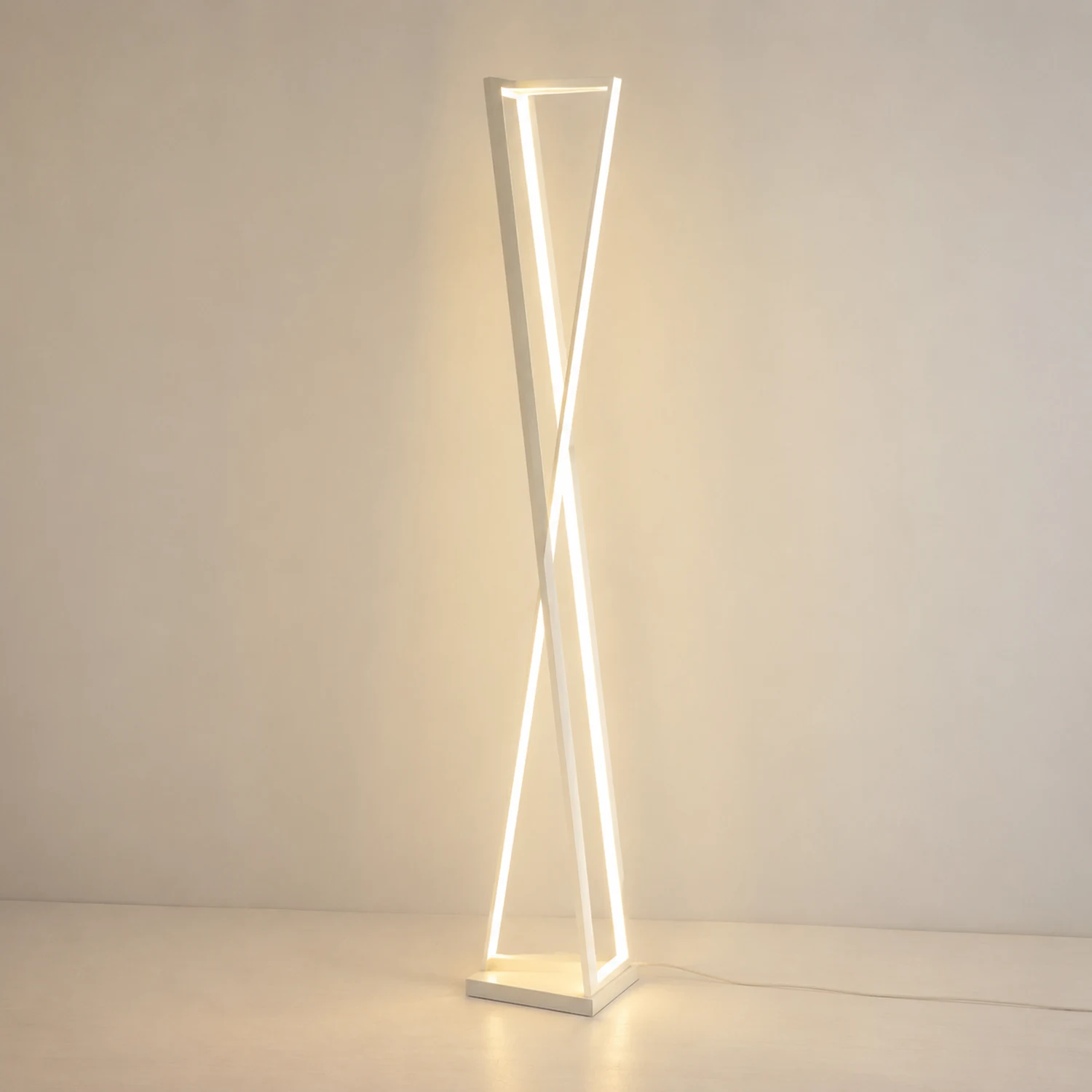 Edge Lineare Dreieckige Stehlampe, Metall, 2 Farben, 125CM Lang - Lumpaz