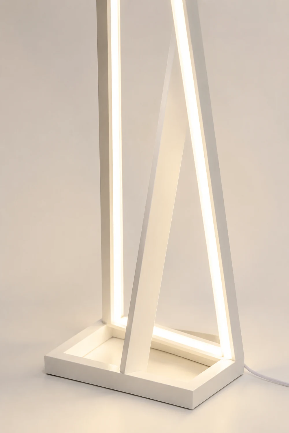 Edge Lineare Dreieckige Stehlampe, Metall, 2 Farben, 125CM Lang - Lumpaz