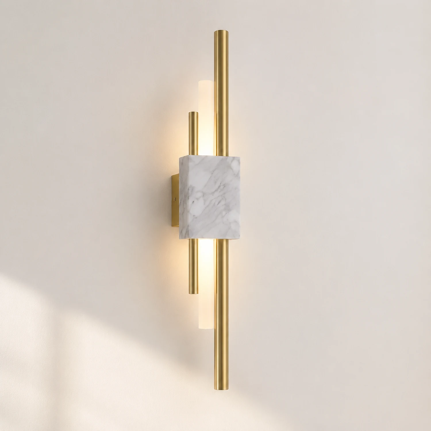 Einfache Wandlampe am Bett aus Marmor im Schlafzimmer - Lumpaz