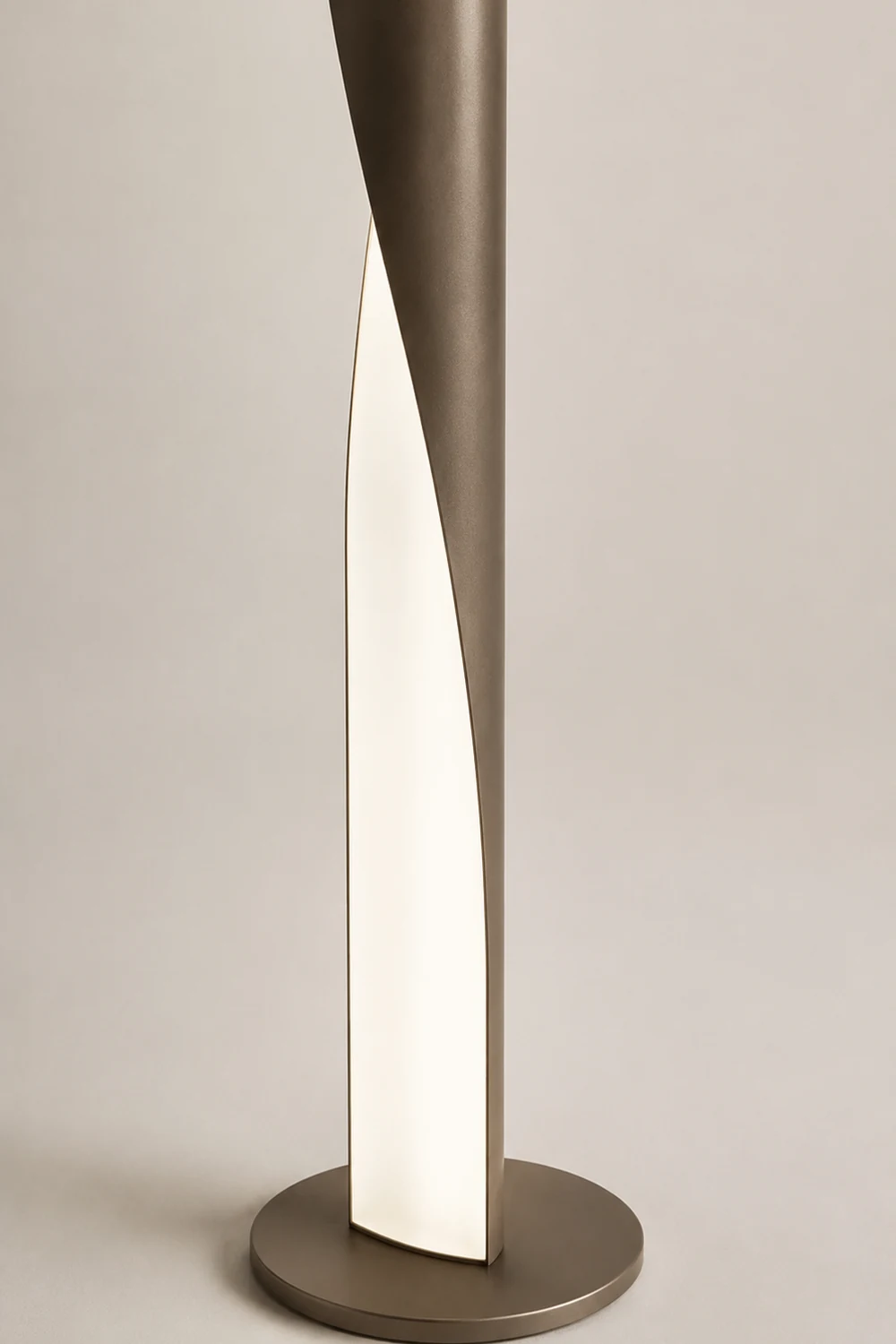 Edge Gedrehter Zylinder Stehlampe, Metall, 190CM Lang - Lumpaz