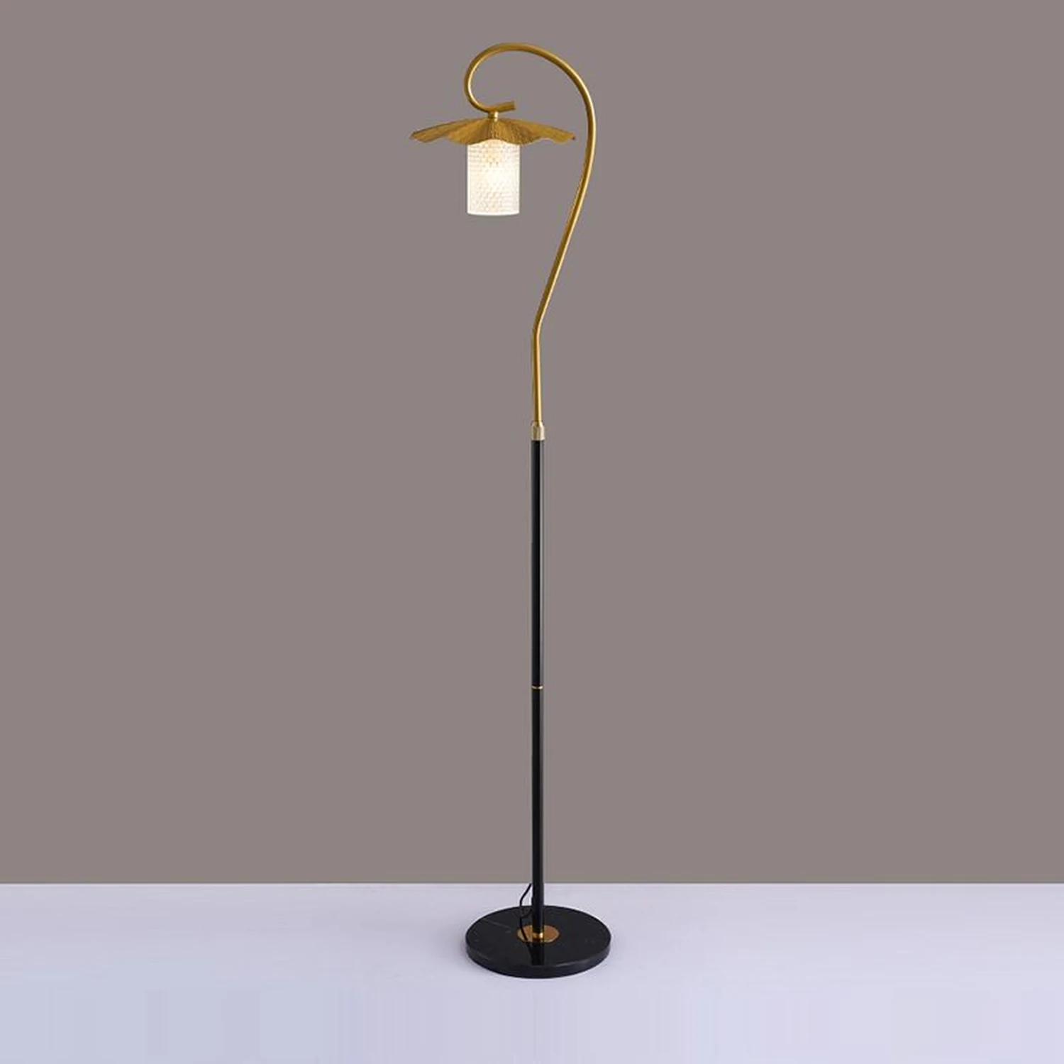 Carins Lotusblatt Stehlampe, Metall & Acryl, 3 Farben, 160CM Lang/165CM Lang - Lumpaz
