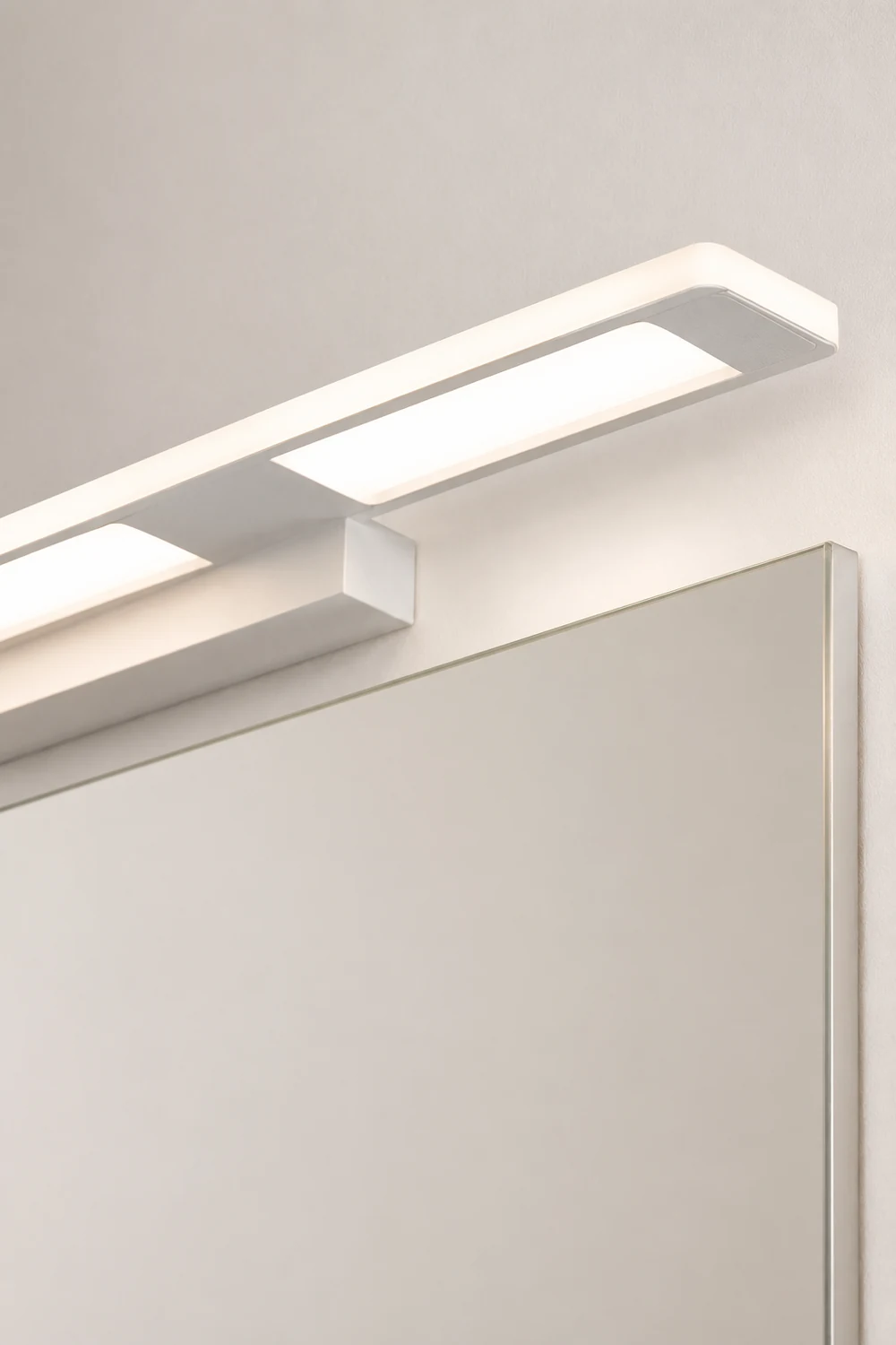 Leigh Grundlegende Rechteckige Spiegelfront Waschtisch-Wandleuchte, Weiß, 55CM Lang - Lumpaz