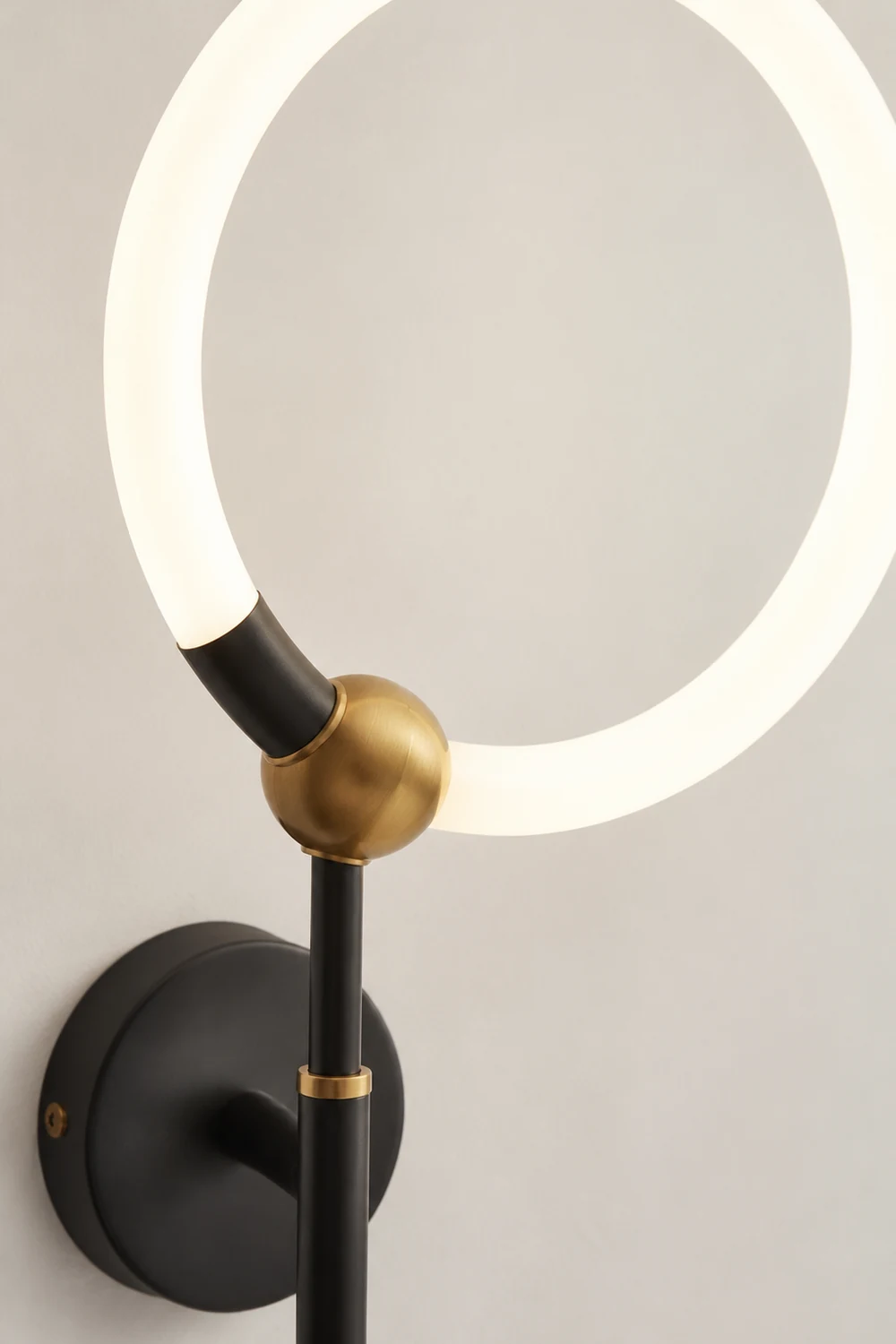 Arisha Ring Eitelkeit Wandleuchte, 2 Farben - Lumpaz