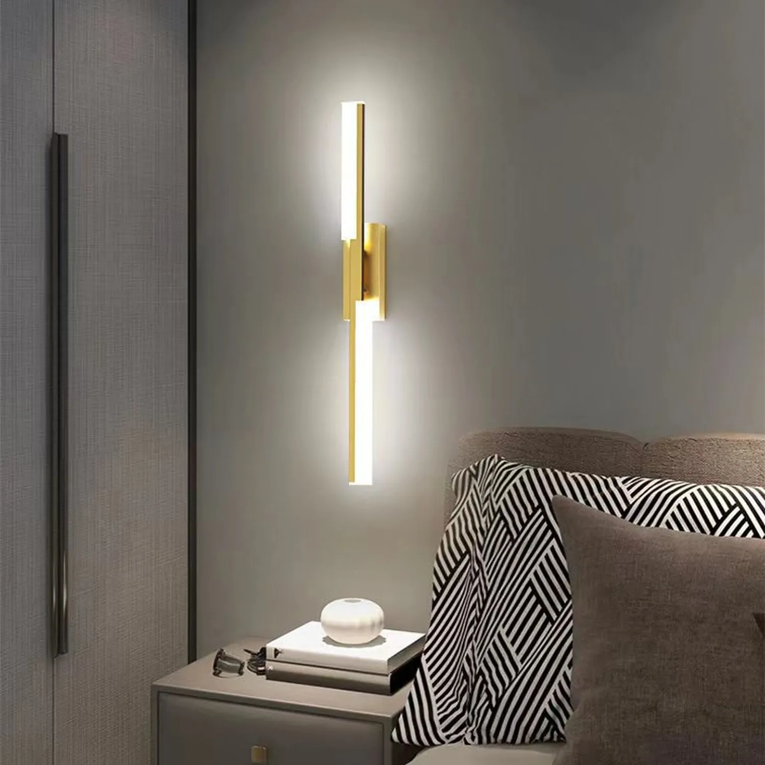 Alana Geometrische Spiegelfront-Wandleuchte, Schwarz & Gold, 40/60CM Lang - Lumpaz