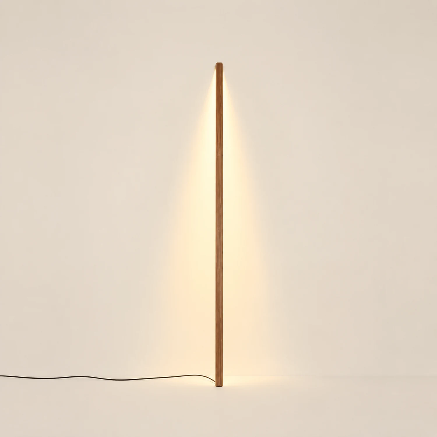 Ozawa Lineare Stehlampe, Holz, 2 Farben - Lumpaz