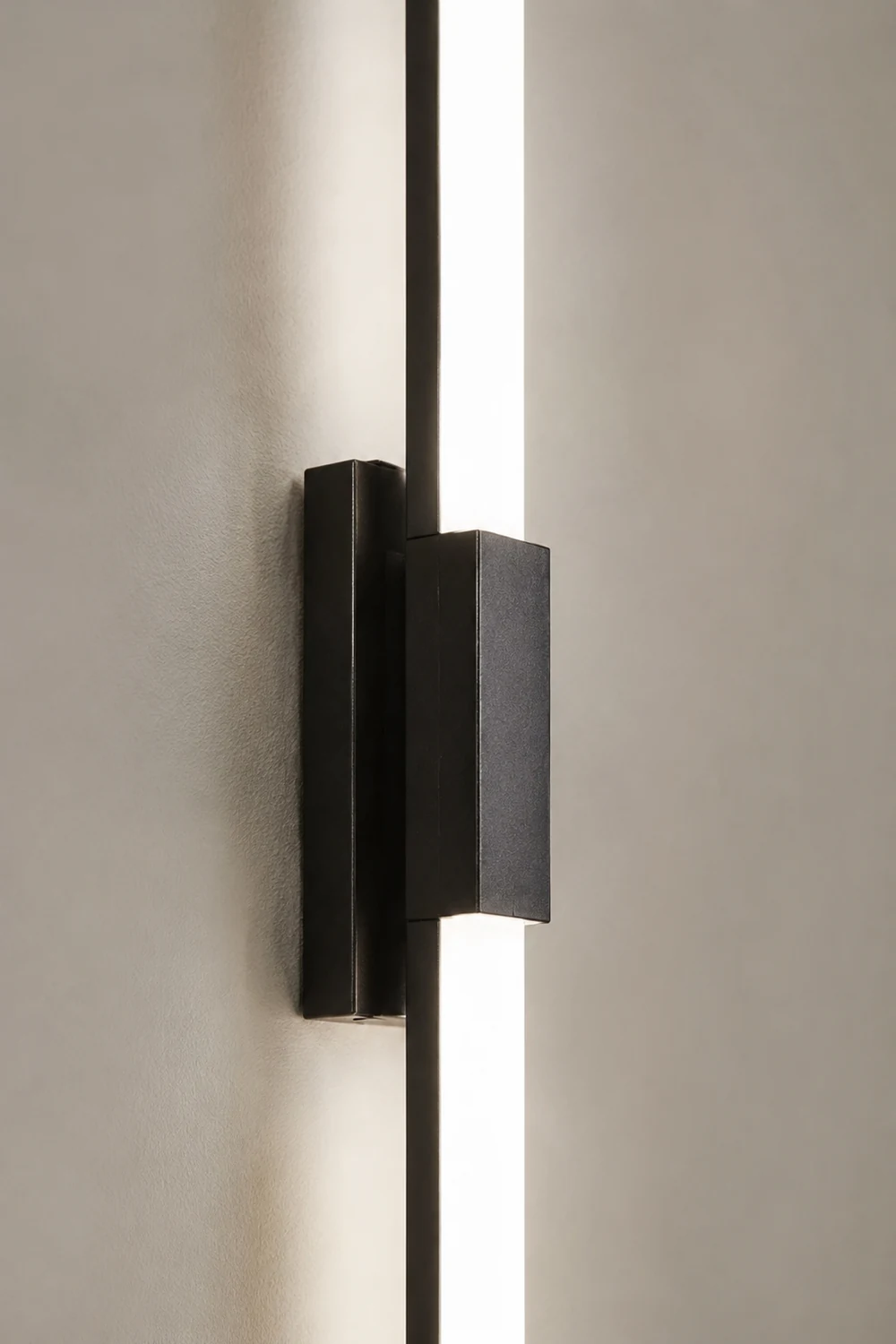Alana Geometrische Spiegelfront-Wandleuchte, Schwarz & Gold, 40/60CM Lang - Lumpaz