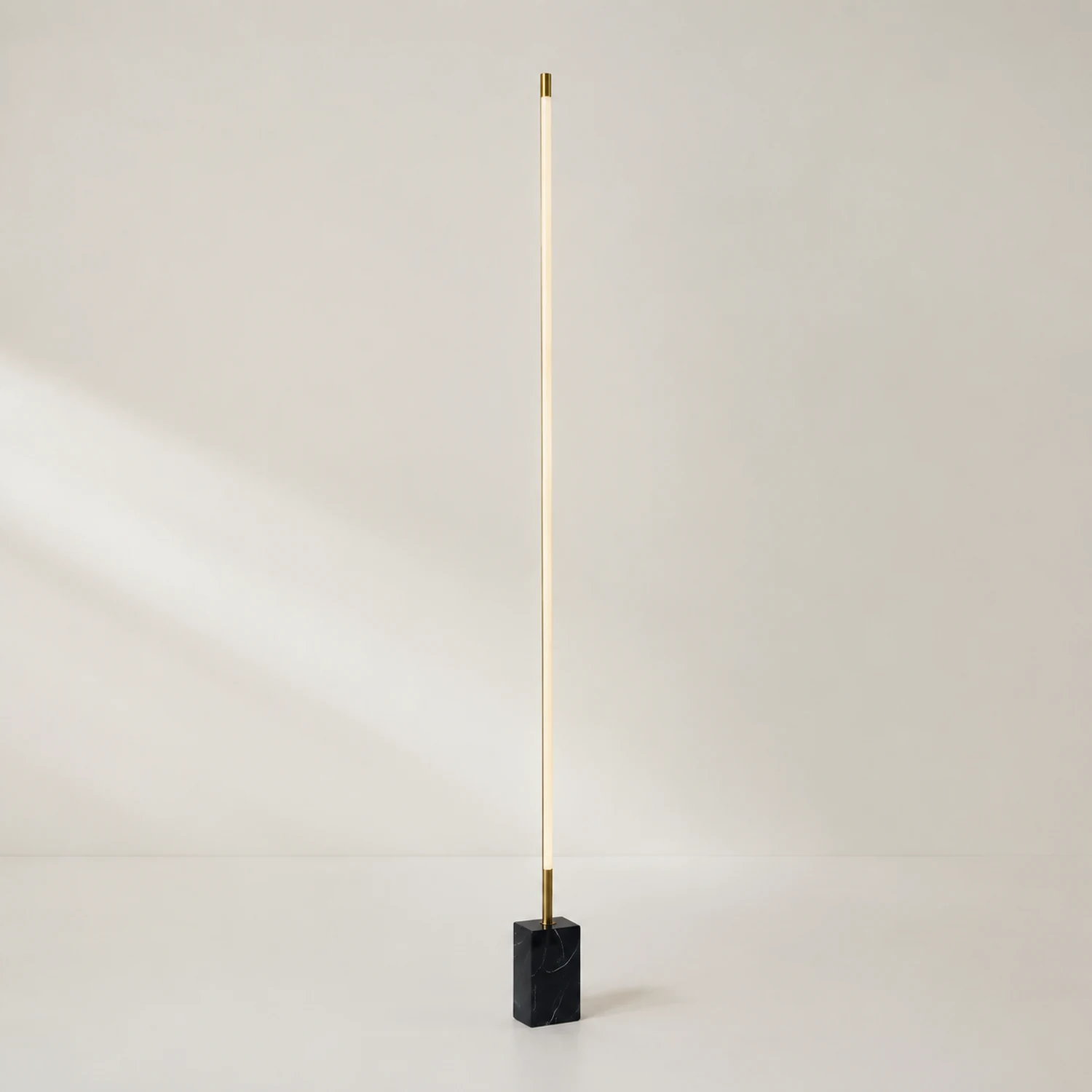 Edge Lineare Stehlampe, Metall & Marmor, 2 Farben, 165CM Lang - Lumpaz
