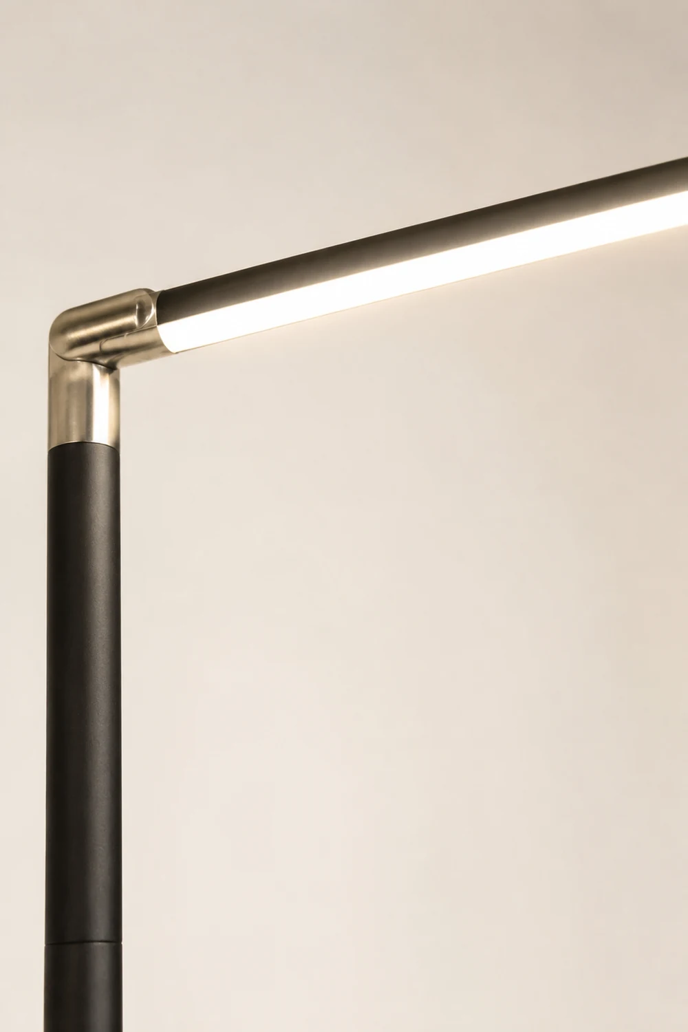 Edge Lineare Stehleuchte, Metall, 150CM Lang - Lumpaz