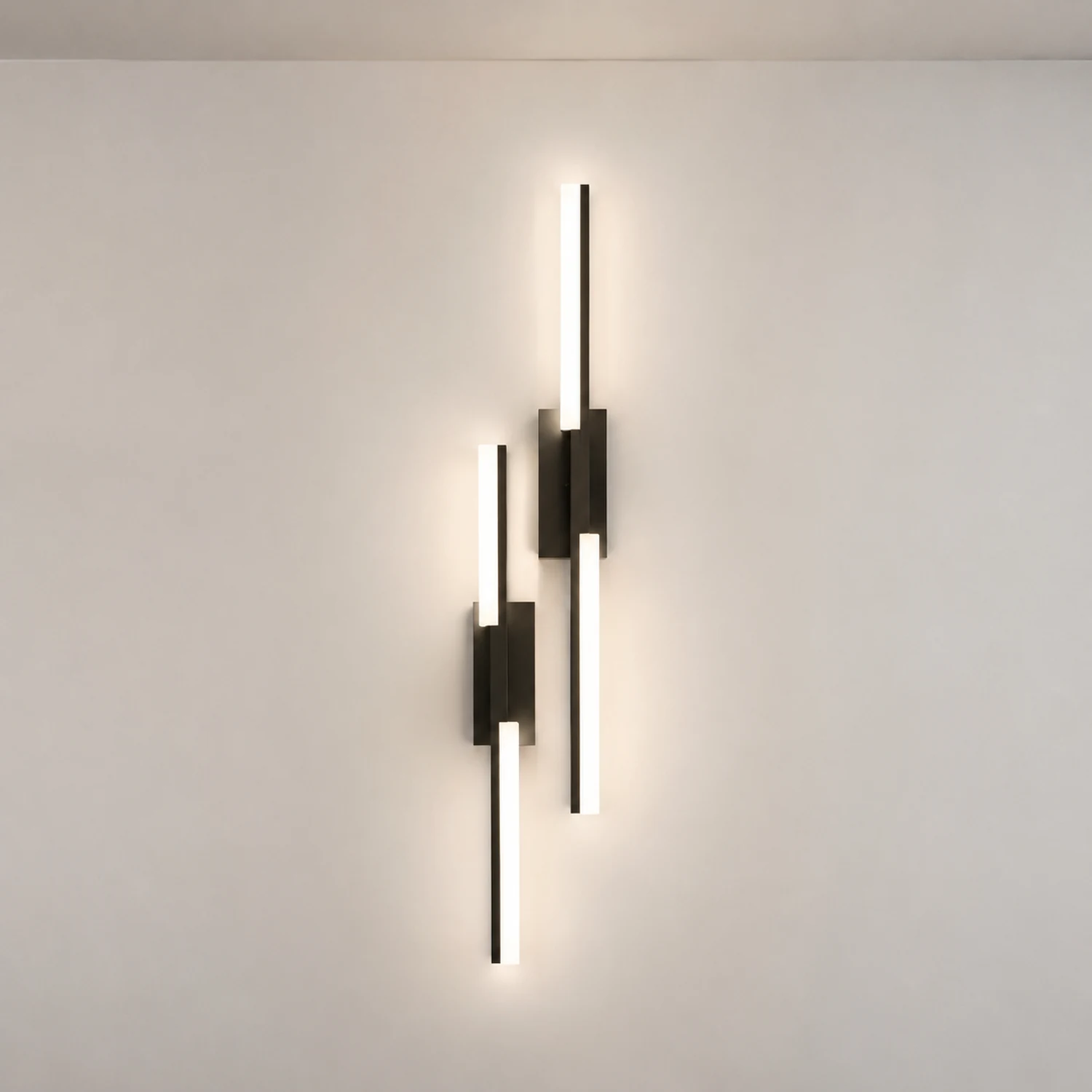 Alana Geometrische Spiegelfront-Wandleuchte, Schwarz & Gold, 40/60CM Lang - Lumpaz