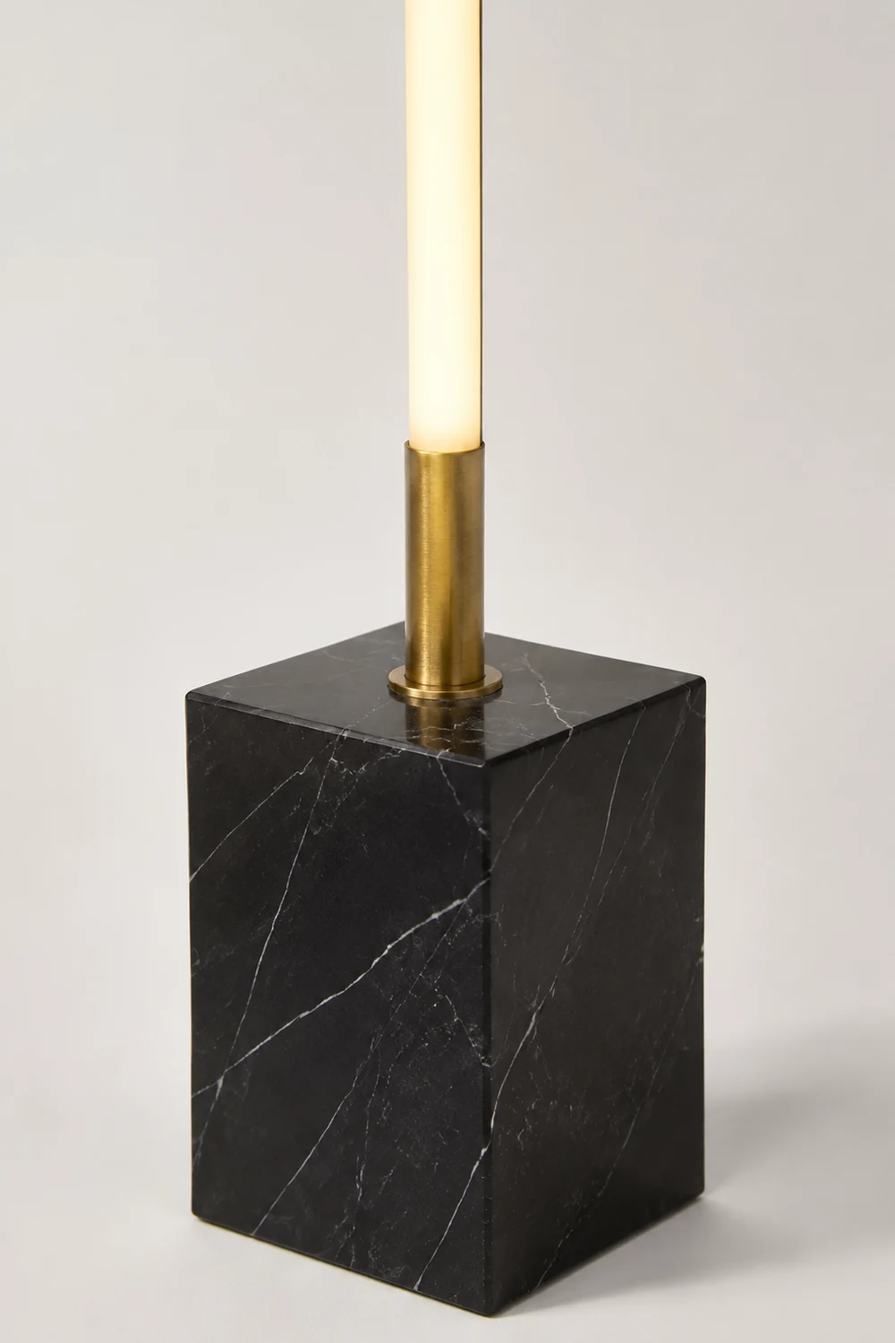 Edge Lineare Stehlampe, Metall & Marmor, 2 Farben, 165CM Lang - Lumpaz