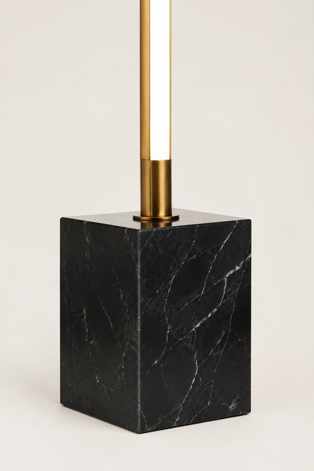 Edge Lineare Stehlampe, Metall & Marmor, 2 Farben, 165CM Lang - Lumpaz