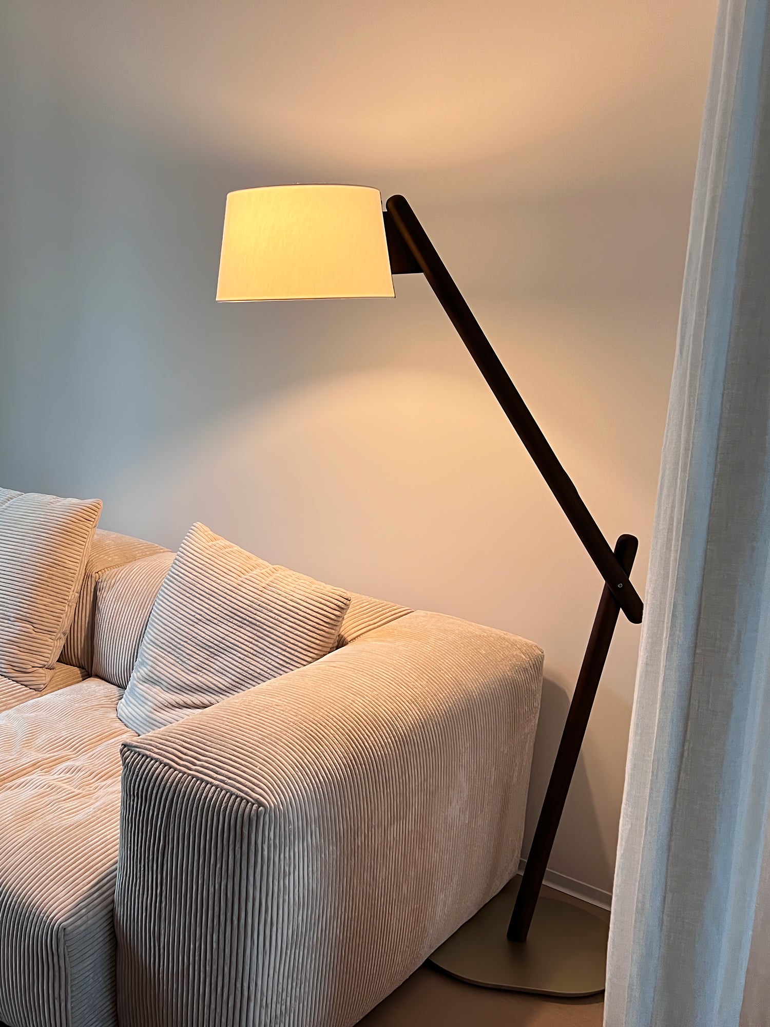 Lean Pivot Floor Lamp - Cueteks