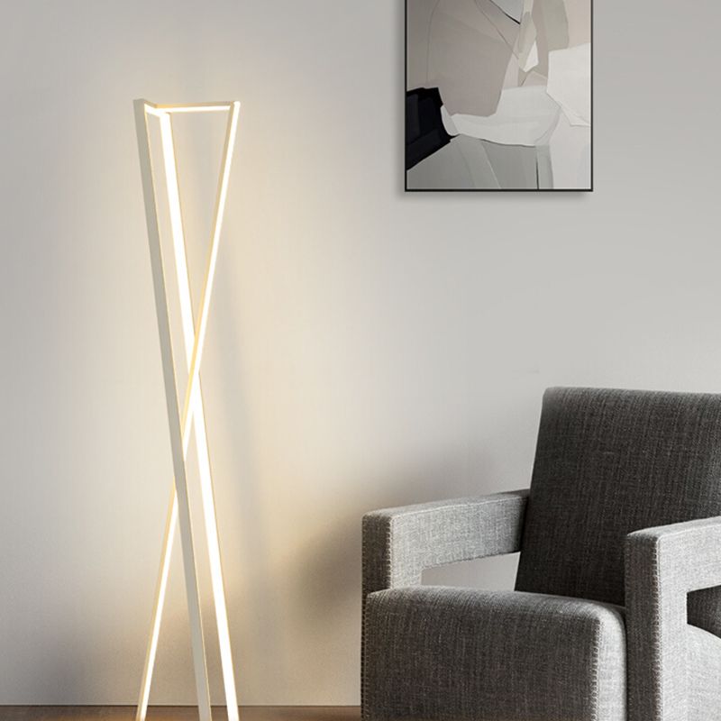 Edge Lineare Dreieckige Stehlampe, Metall, 2 Farben, 125CM Lang - Cueteks