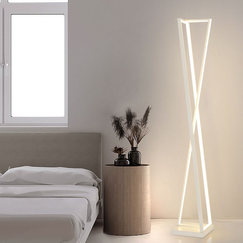 Edge Lineare Dreieckige Stehlampe, Metall, 2 Farben, 125CM Lang - Cueteks