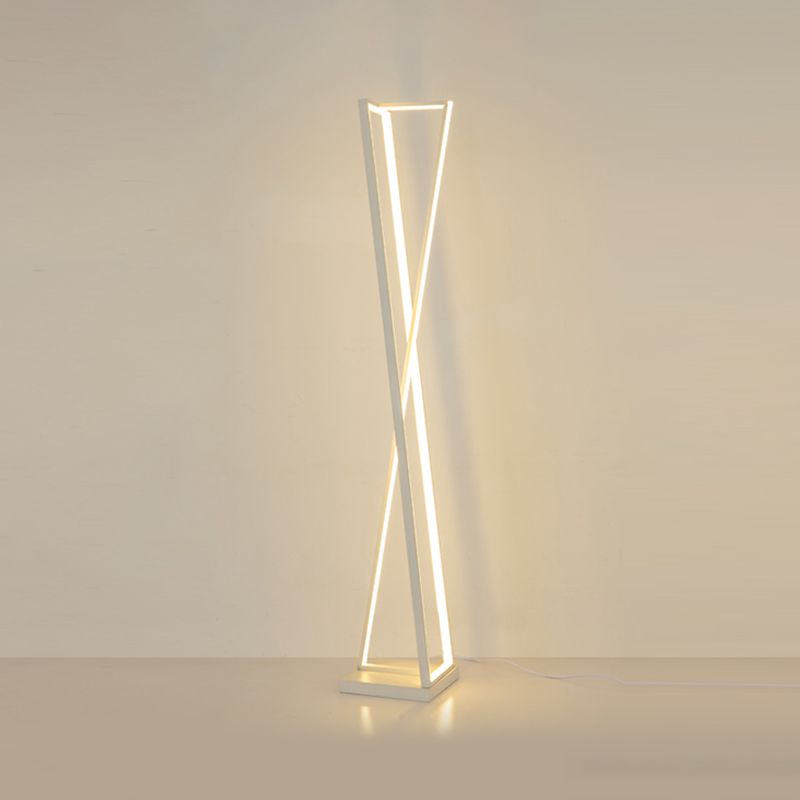 Edge Lineare Dreieckige Stehlampe, Metall, 2 Farben, 125CM Lang - Cueteks