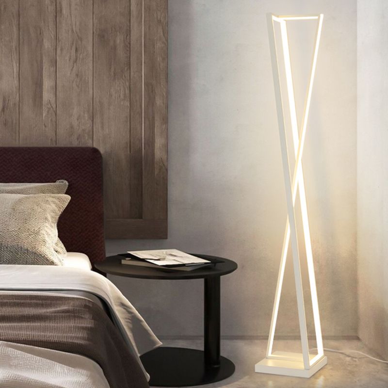 Edge Lineare Dreieckige Stehlampe, Metall, 2 Farben, 125CM Lang - Cueteks