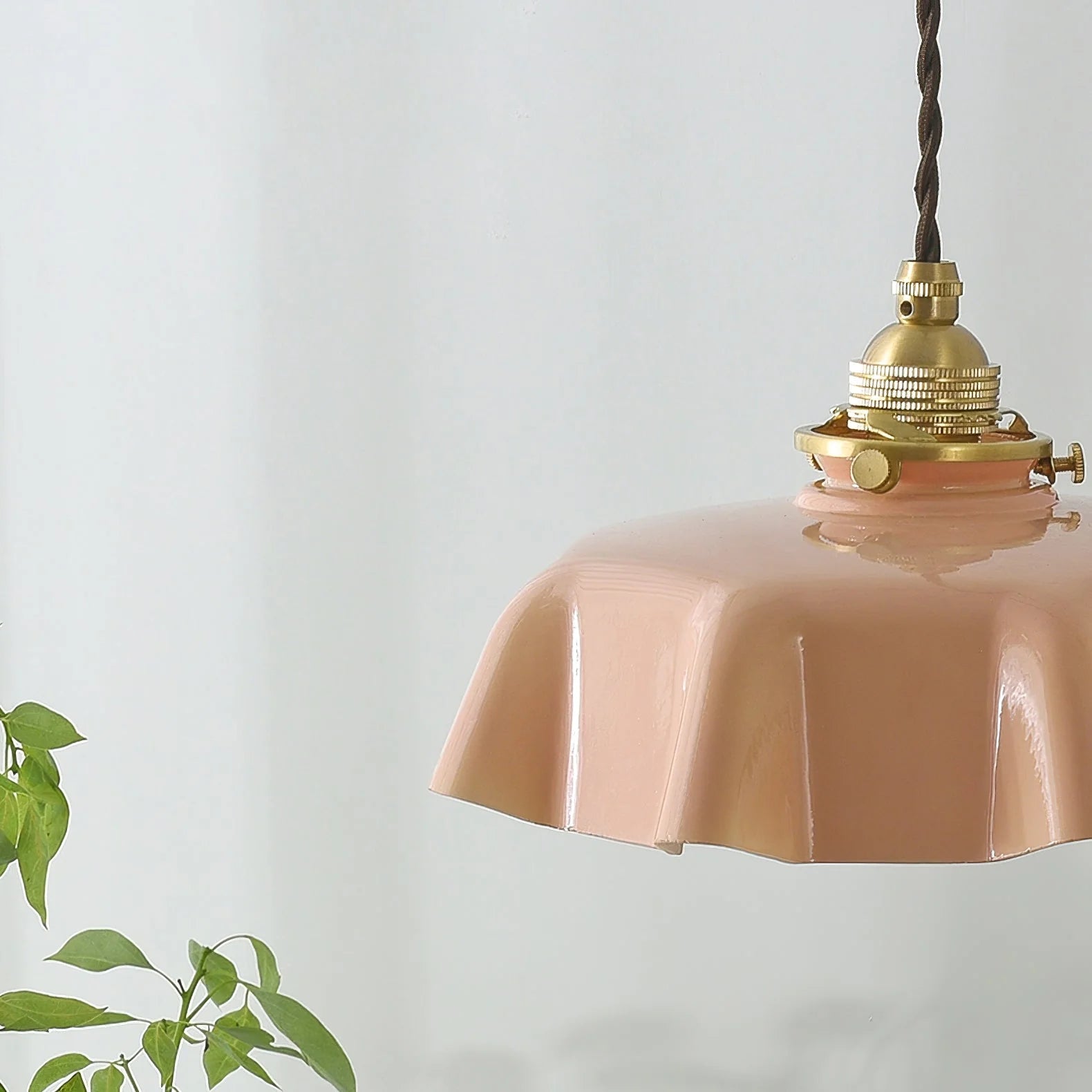 Modern Romantic Small Glass Ribbon Edge Pendant Light For Living Room - Cueteks