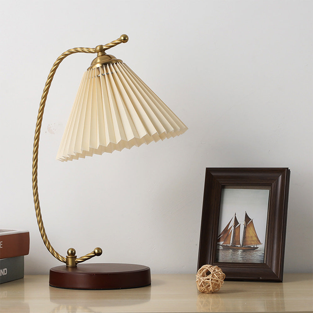 Dotty Retro Pleated Table Lamp - Cueteks
