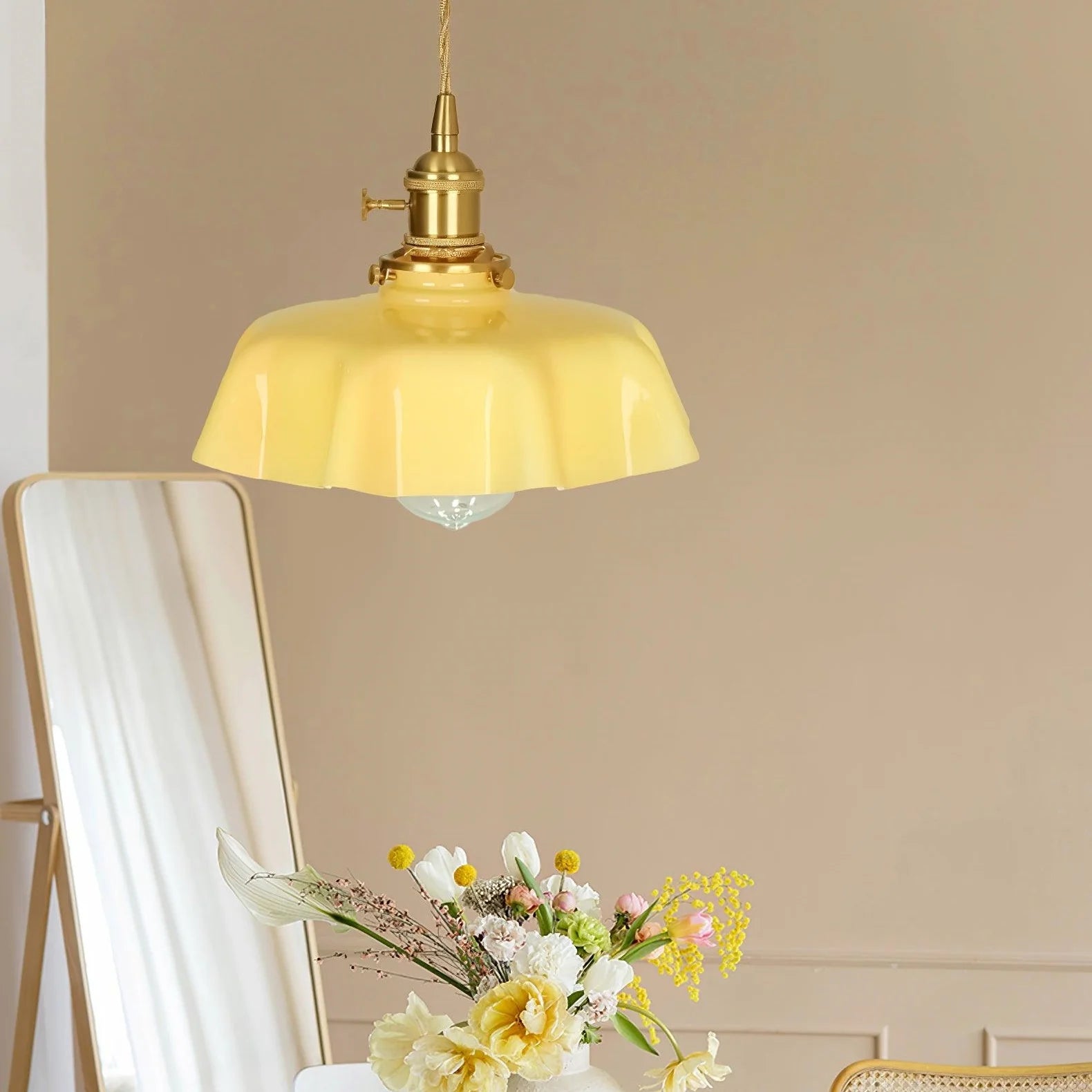 Modern Romantic Small Glass Ribbon Edge Pendant Light For Living Room - Cueteks