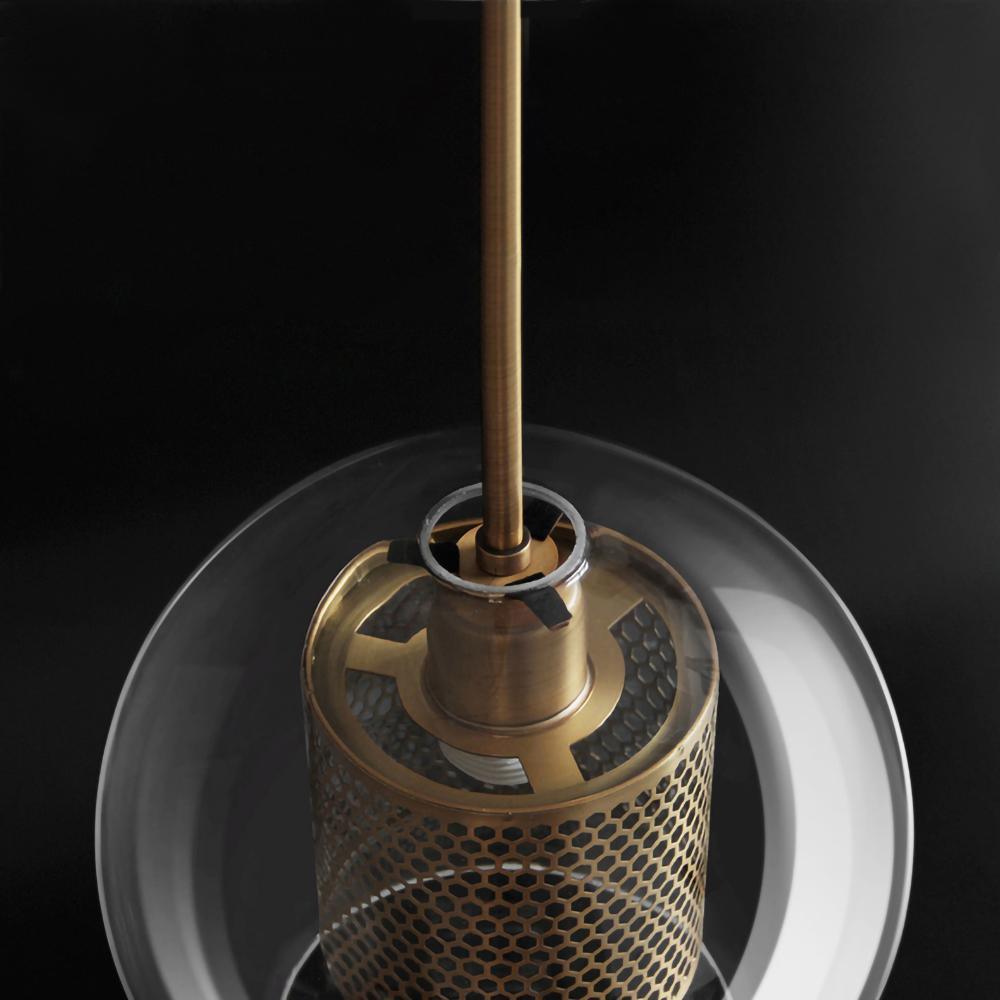 Upper glass opening around a warm metallic support