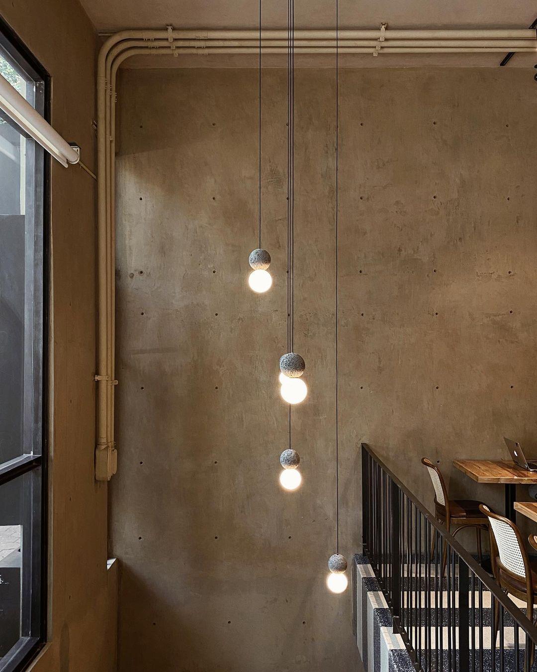 Origo Pendelleuchte: Zeitlose Eleganz aus Vulkanstein und opalem Glas für ein harmonisches Lichtspiel! - Cueteks