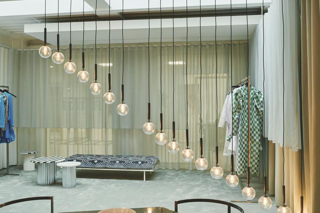 Long diagonal arrangement of many glass globe lights