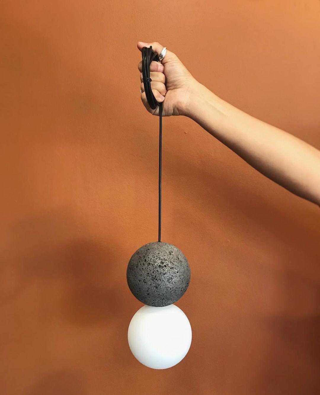 Origo Pendelleuchte: Zeitlose Eleganz aus Vulkanstein und opalem Glas für ein harmonisches Lichtspiel! - Cueteks
