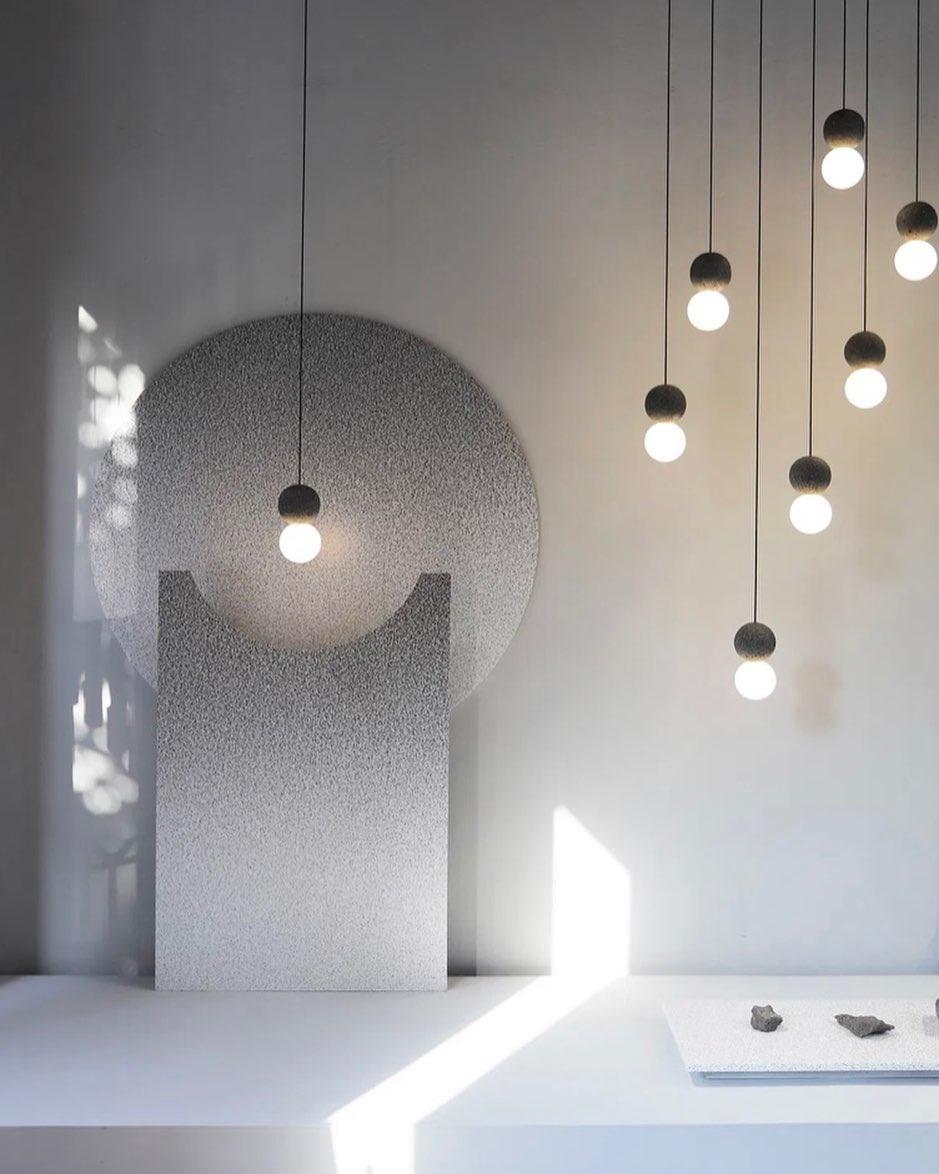 Origo Pendelleuchte: Zeitlose Eleganz aus Vulkanstein und opalem Glas für ein harmonisches Lichtspiel! - Cueteks