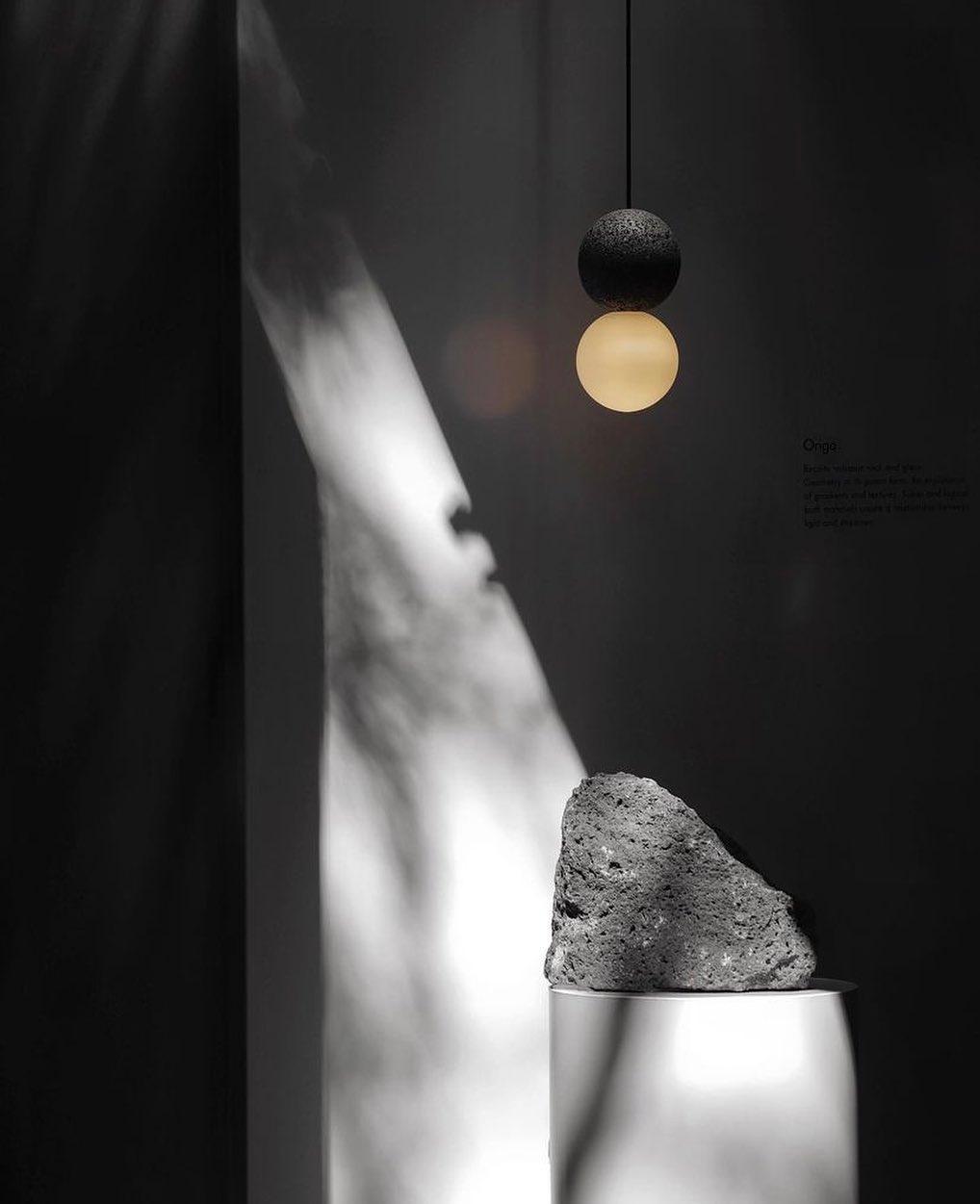 Origo Pendelleuchte: Zeitlose Eleganz aus Vulkanstein und opalem Glas für ein harmonisches Lichtspiel! - Cueteks