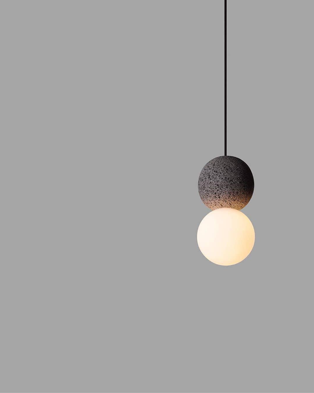 Origo Pendelleuchte: Zeitlose Eleganz aus Vulkanstein und opalem Glas für ein harmonisches Lichtspiel! - Cueteks