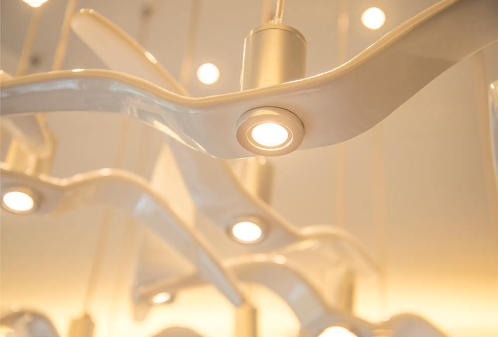 Elegante Seagull Resin Pendelleuchte: Minimalismus trifft modernes Design – Licht in drei Flugphasen! - Cueteks