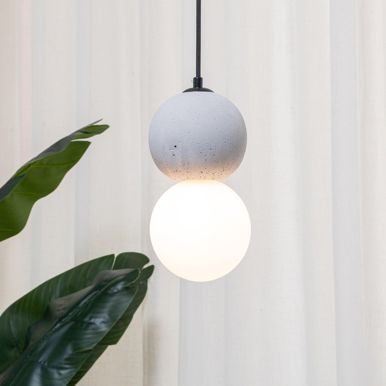 Origo Pendelleuchte: Zeitlose Eleganz aus Vulkanstein und opalem Glas für ein harmonisches Lichtspiel! - Cueteks