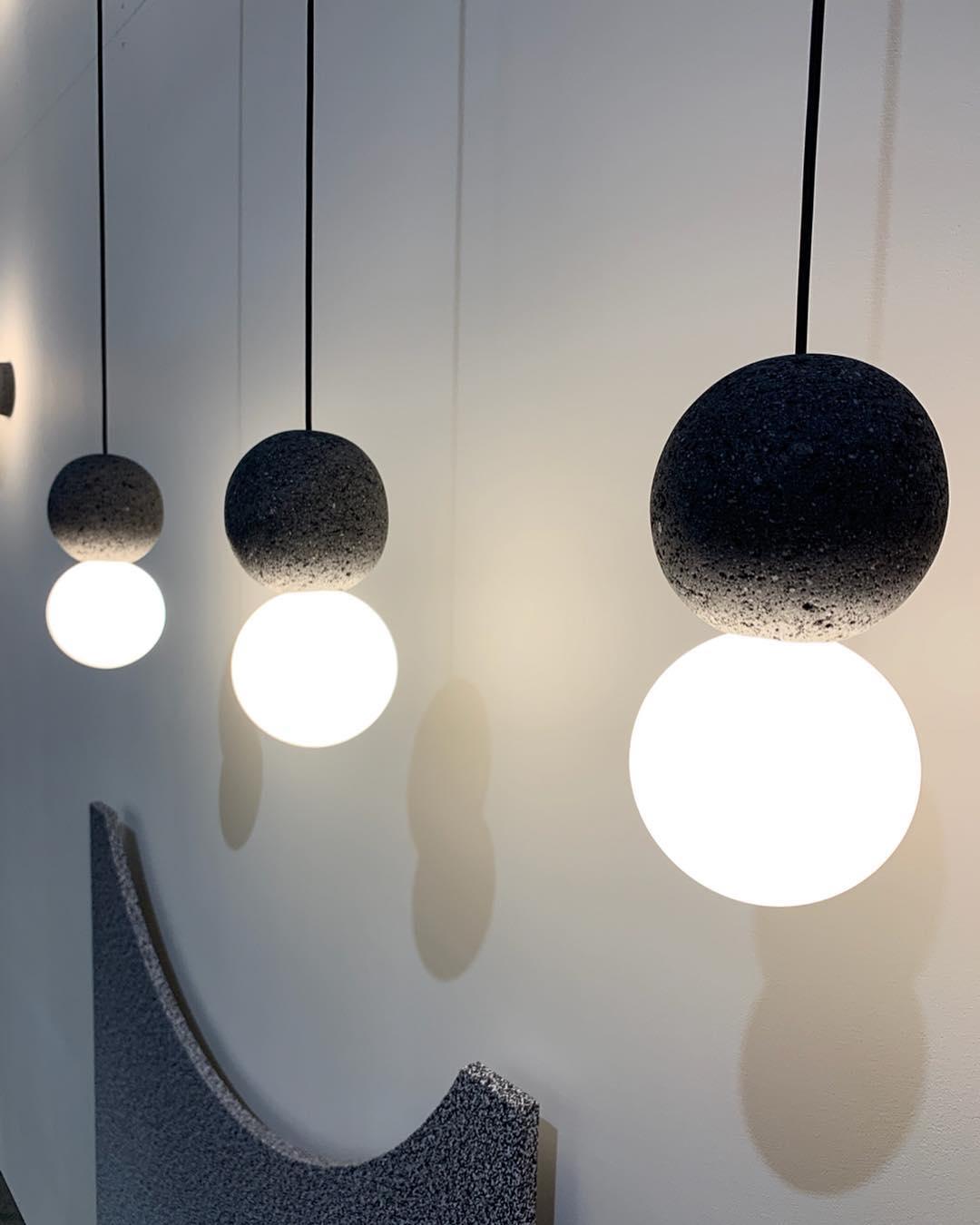 Origo Pendelleuchte: Zeitlose Eleganz aus Vulkanstein und opalem Glas für ein harmonisches Lichtspiel! - Cueteks