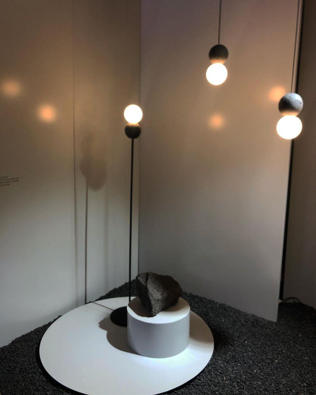 Origo Pendelleuchte: Zeitlose Eleganz aus Vulkanstein und opalem Glas für ein harmonisches Lichtspiel! - Cueteks