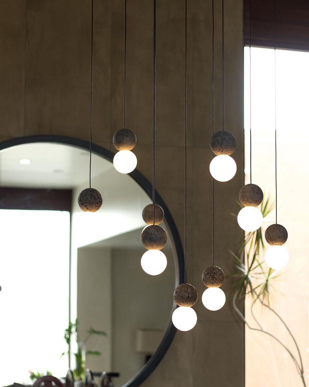 Origo Pendelleuchte: Zeitlose Eleganz aus Vulkanstein und opalem Glas für ein harmonisches Lichtspiel! - Cueteks