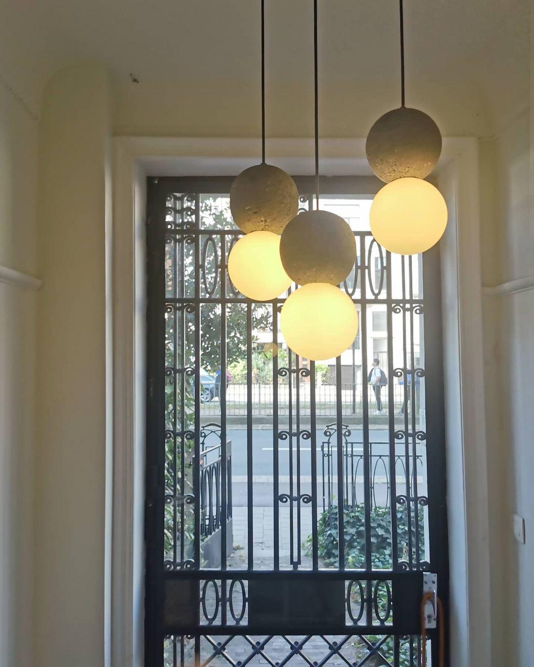 Origo Pendelleuchte: Zeitlose Eleganz aus Vulkanstein und opalem Glas für ein harmonisches Lichtspiel! - Cueteks