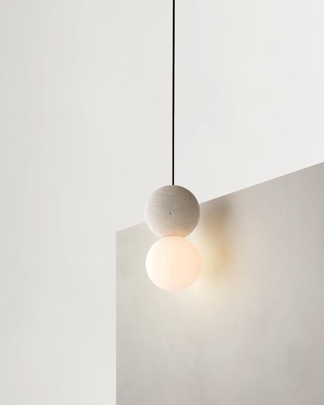 Origo Pendelleuchte: Zeitlose Eleganz aus Vulkanstein und opalem Glas für ein harmonisches Lichtspiel! - Cueteks