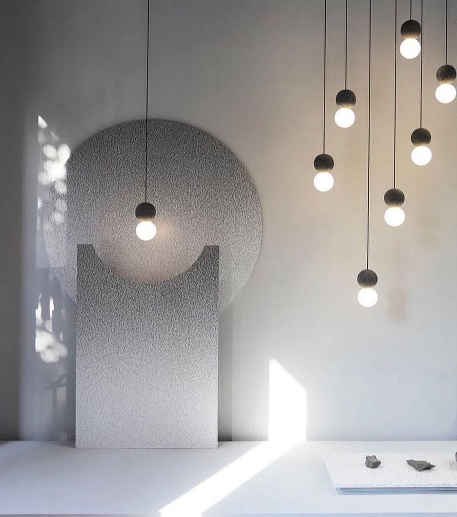 Origo Pendelleuchte: Zeitlose Eleganz aus Vulkanstein und opalem Glas für ein harmonisches Lichtspiel! - Cueteks