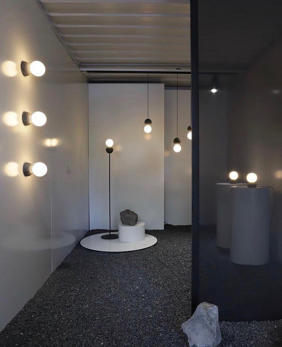 Origo Pendelleuchte: Zeitlose Eleganz aus Vulkanstein und opalem Glas für ein harmonisches Lichtspiel! - Cueteks