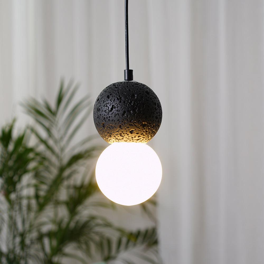 Origo Pendelleuchte: Zeitlose Eleganz aus Vulkanstein und opalem Glas für ein harmonisches Lichtspiel! - Cueteks