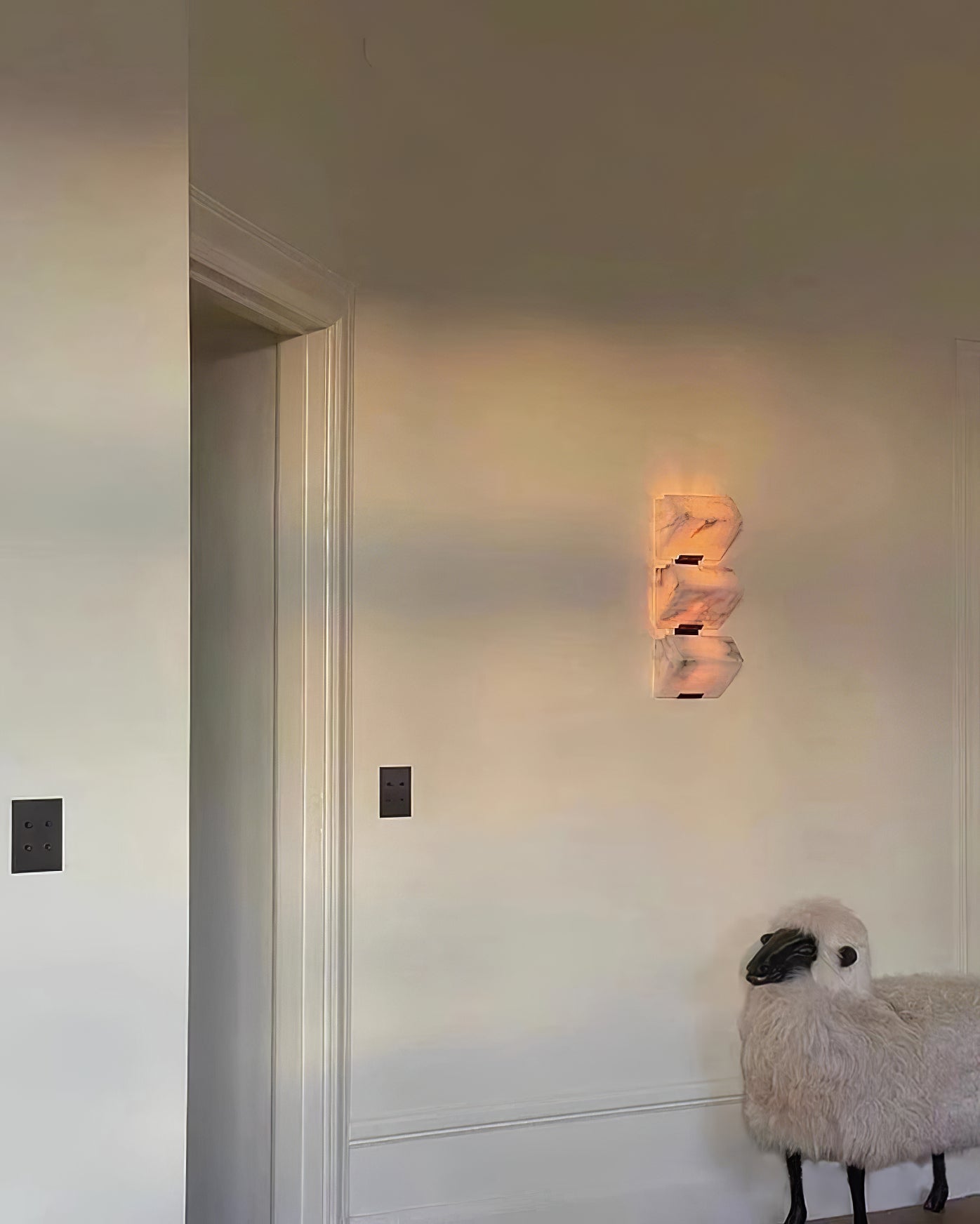 Elegant Alabaster Wall Light - Cueteks