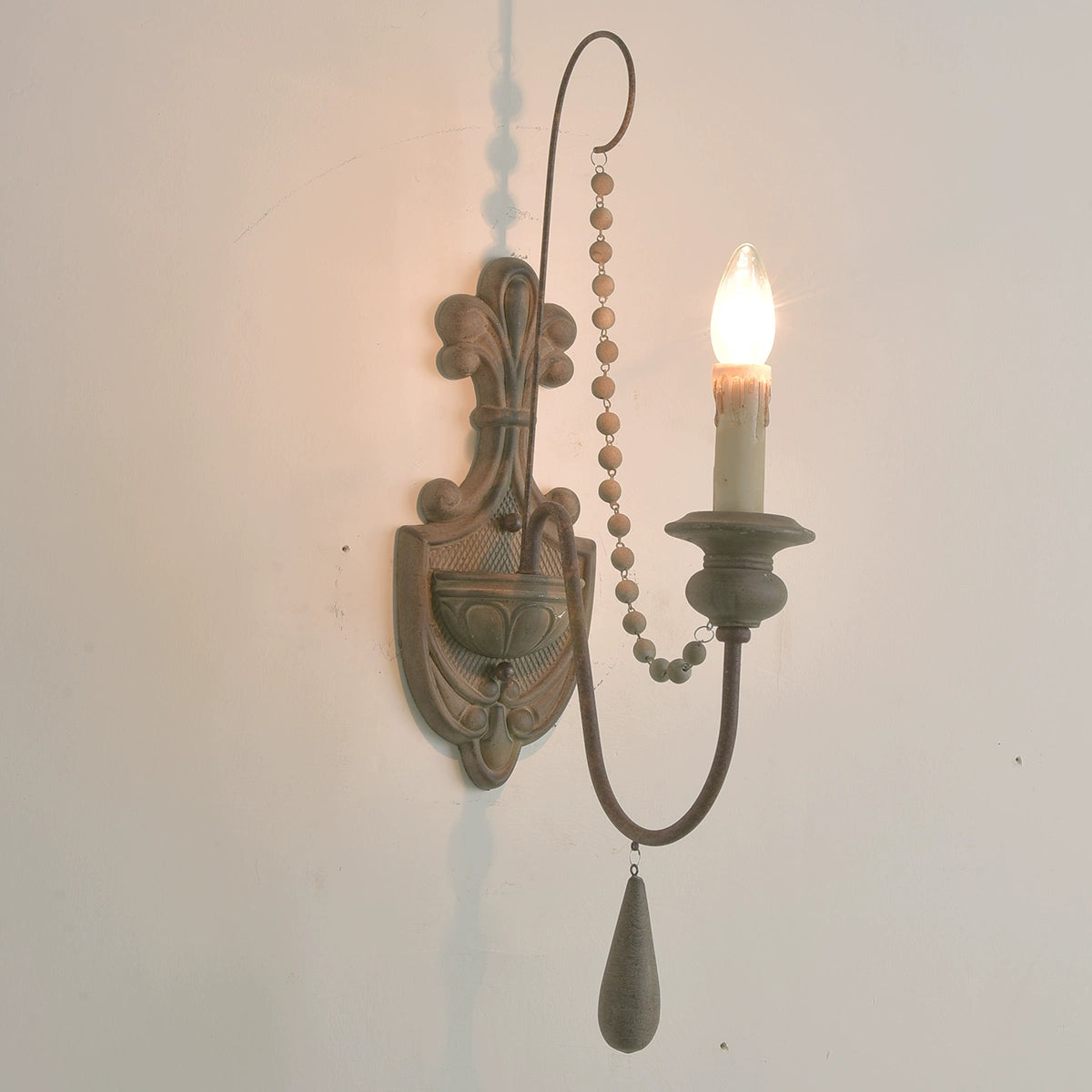 White Metal Wall Sconce with Wood Backplate and 2 Bulbs - Cueteks