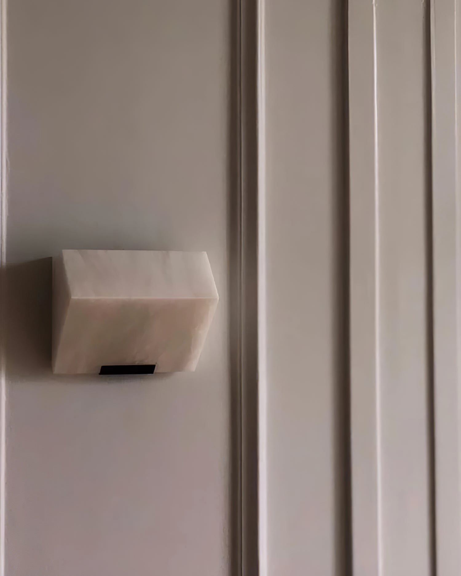 Elegant Alabaster Wall Light - Cueteks