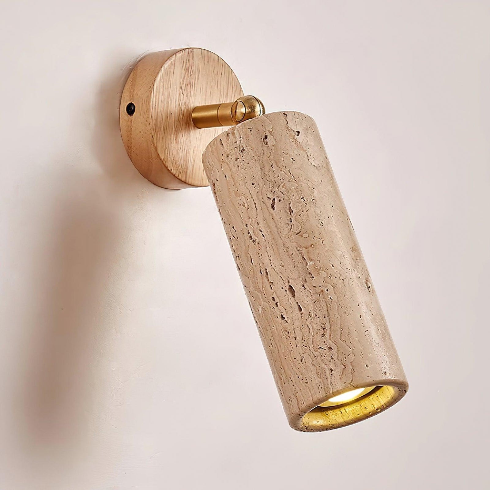 Mireille round woodgrain plate, gold-coloured joint and travertine cylinder