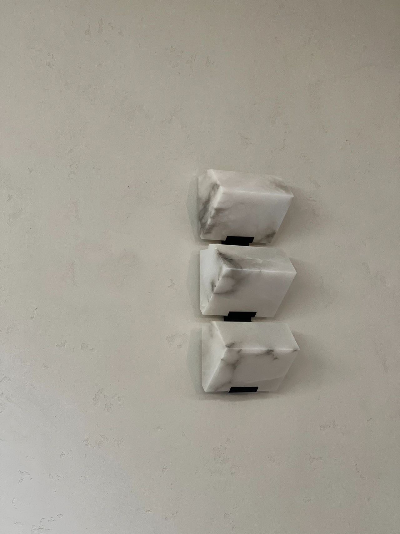 Elegant Alabaster Wall Light - Cueteks