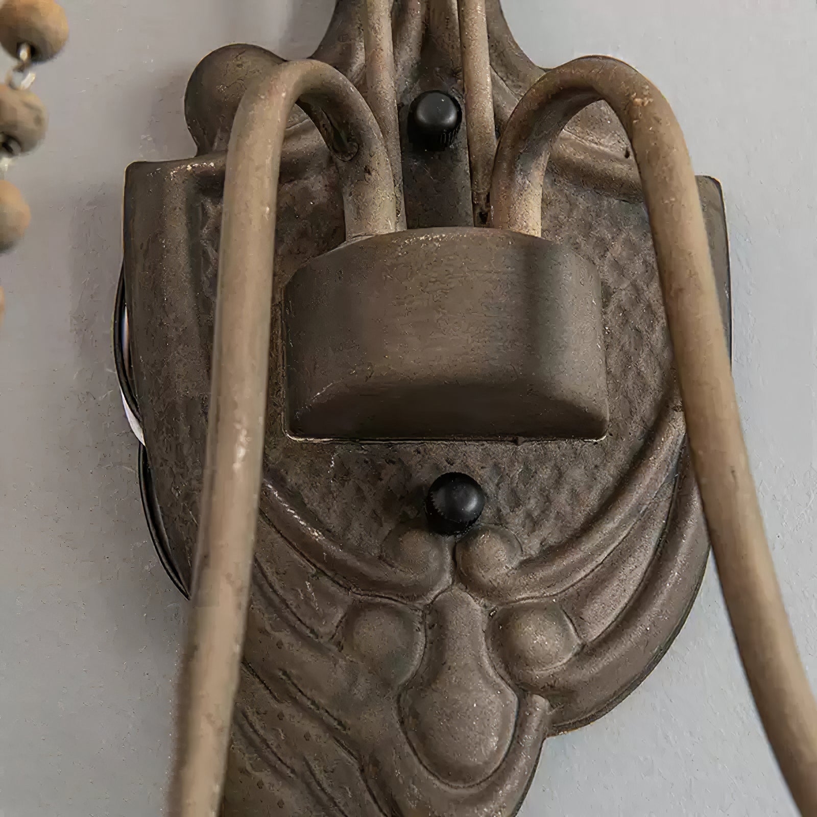 White Metal Wall Sconce with Wood Backplate and 2 Bulbs - Cueteks
